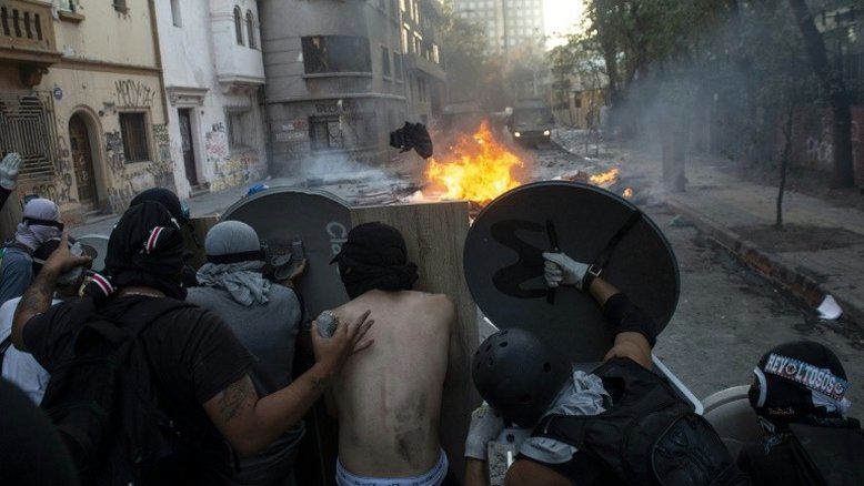 Protestos são retomados em Santiago com dezenas de detidos e feridos