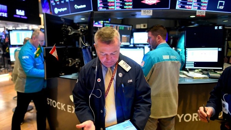 Wall Street abre com fortes perdas e negociações são suspensas por 15 minutos
