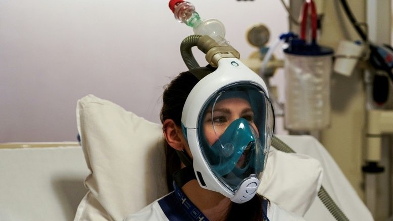 Máscaras de mergulho para minimizar a falta de respiradores