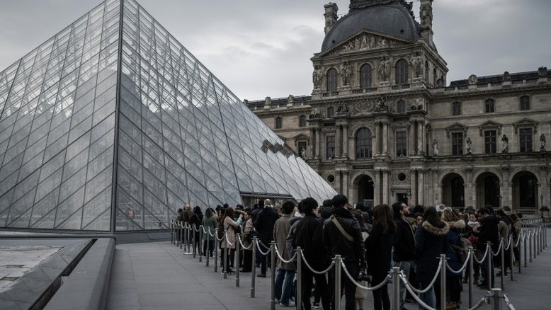 Museu do Louvre reabre após dias fechado por coronavírus