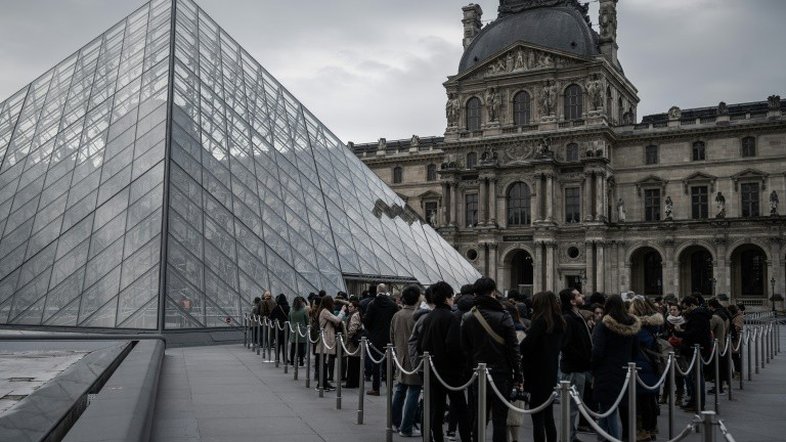 Museu do Louvre reabre após dias fechado por coronavírus