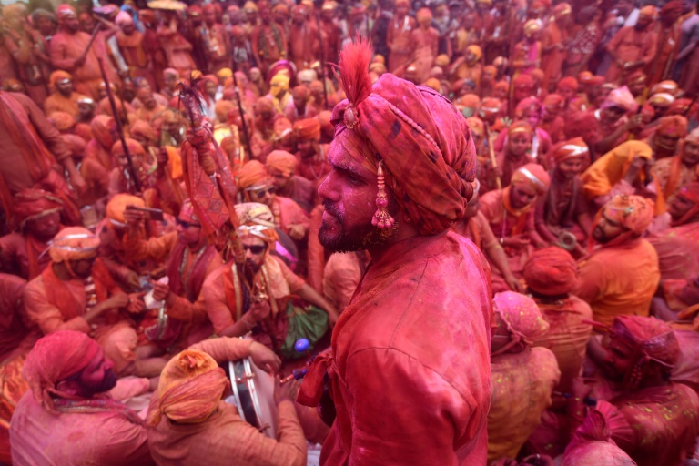 Indianos celebram o Holi, o festival da cor, apesar do coronavírus