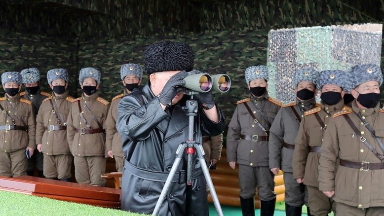 Kim 'supervisionou disparo de artilharia de longo alcance'