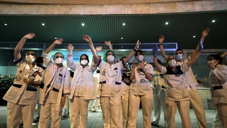 Na Espanha 'estão morrendo pessoas que poderiam ser salvas', dizem profissionais