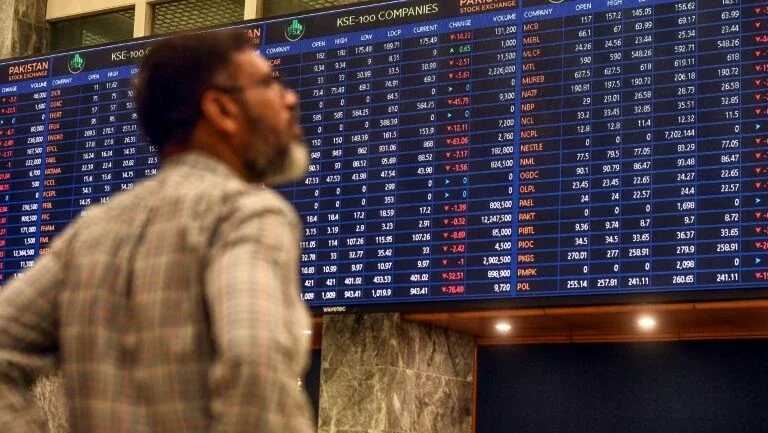 Bolsas continuam a cair, apesar de planos de apoio econômico