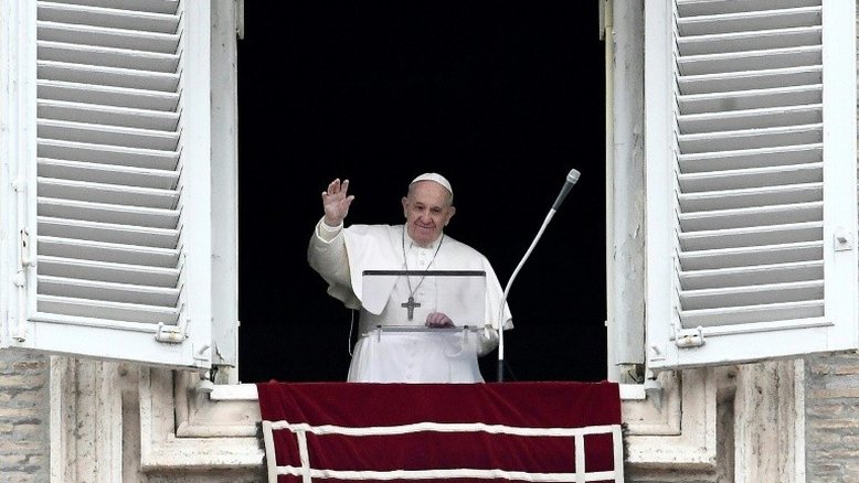 Papa Francisco abençoa Praça São Pedro vazia
