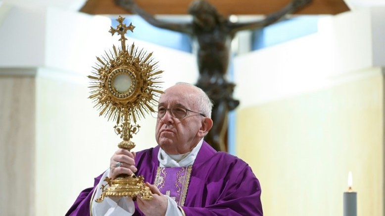 Papa apresenta resultado negativo para coronavírus