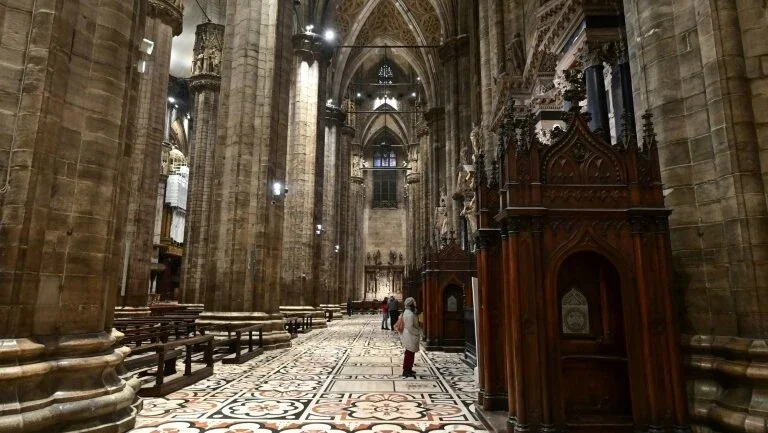 Catedral de Milão é reaberta, apesar da ameaça do novo coronavírus