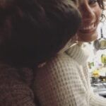 Camila Pitanga aparece em momento de carinho com a namorada