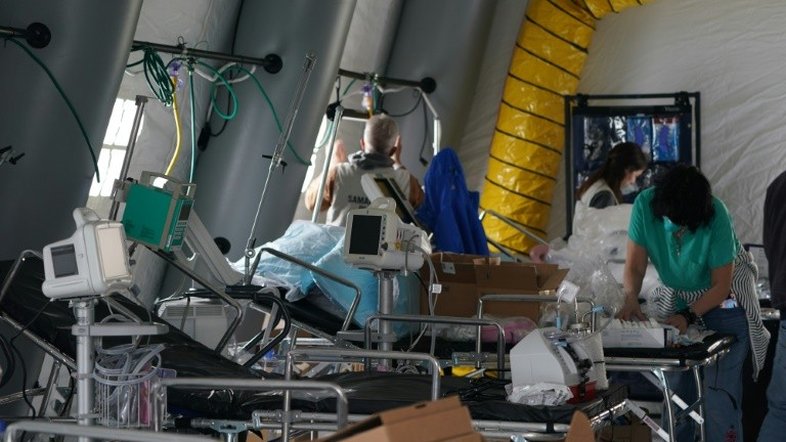 Mais de 40 mil mortos e 800 mil infectados por pandemia que mantém quase metade da humanidade confinada