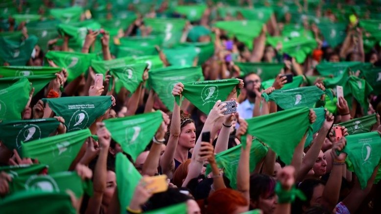 Feministas se mobilizam na Argentina por legalização do aborto e feminicídios