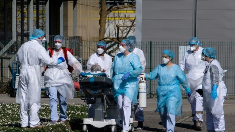 Epidemia na França "continua piorando" e em 24 horas morreram 365 pacientes
