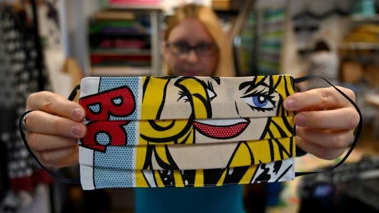 Máscaras coloridas para lutar contra o medo do coronavírus na Croácia