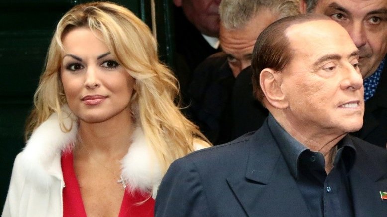 Berlusconi inicia relacionamento com mulher 54 anos mais jovem