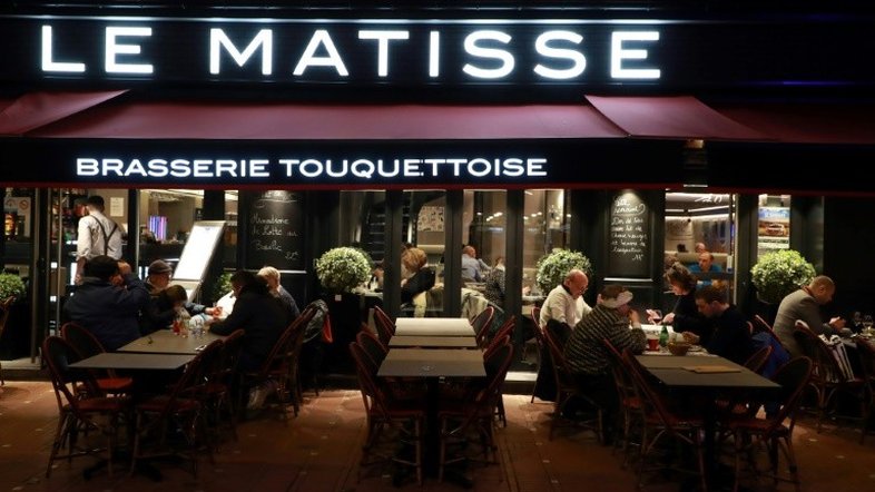 França fecha locais públicos 'não essenciais' e aumenta estado de alerta