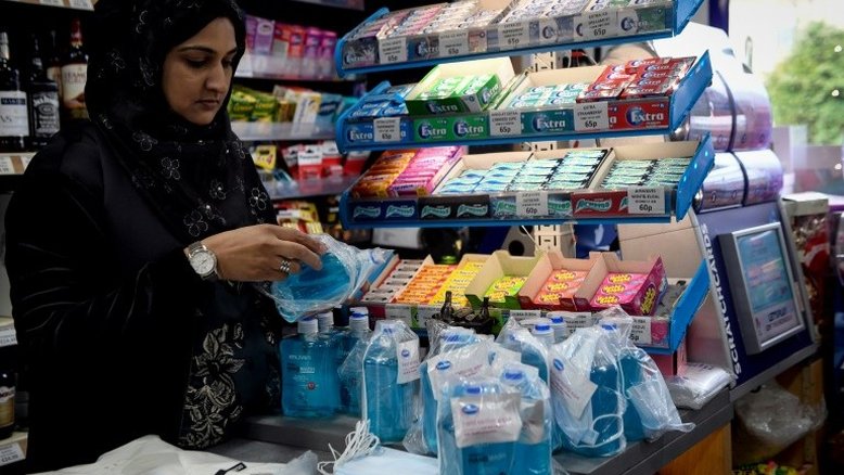 Em uma cidade escocesa, comerciantes ajudam idosos preocupados com a pandemia