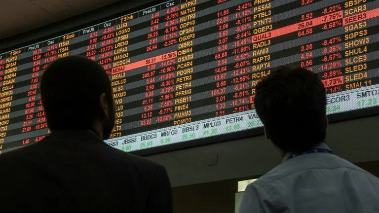 Bolsa sobe com exterior e fecha na máxima do dia, em alta de 2,03%
