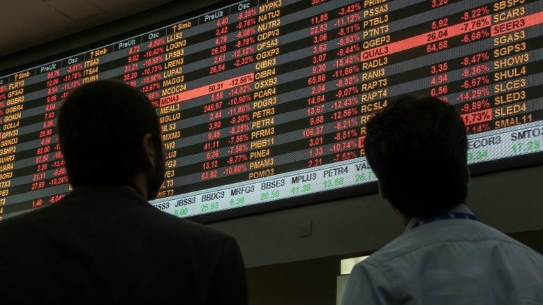 Ibovespa fecha em baixa discreta, Cia Hering dispara 26% após acordo com Grupo Soma
