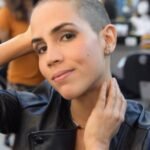 Para viver personagem em nova novela da Record TV, Pérola Faria raspa a cabeça