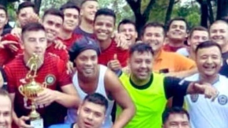 Confira os gols de Ronaldinho na prisão narrados por 'Galvão Bueno'