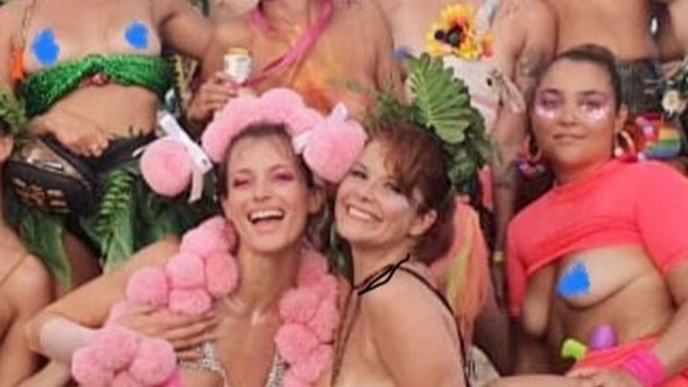 Atriz Samara Felippo aparece de topless no carnaval de Olinda