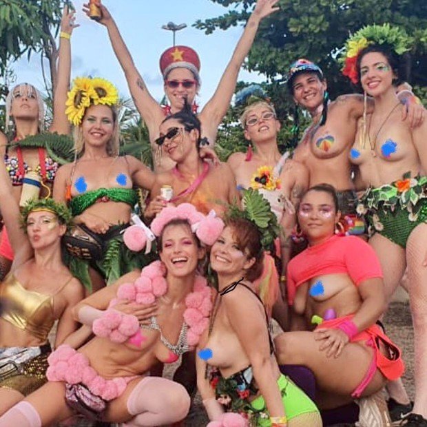 Atriz Samara Felippo aparece de topless no carnaval de Olinda