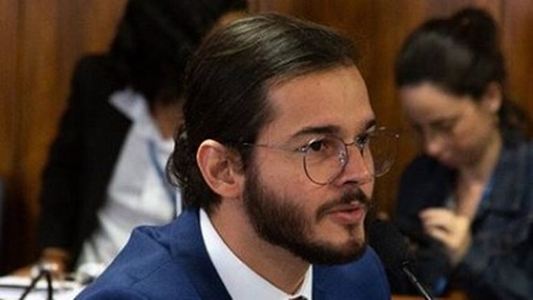 Em reunião do PDT, Túlio Gadêlha chora e desiste de candidatura em Recife