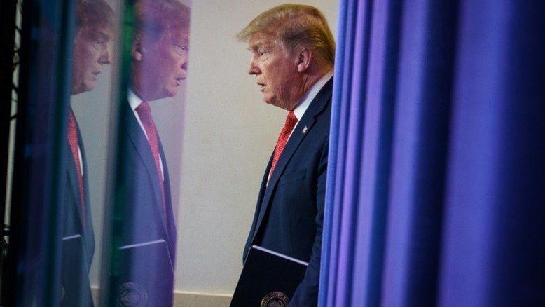 Trump anuncia que assinará decreto que proíbe imigração, entre protestos anticonfinamento