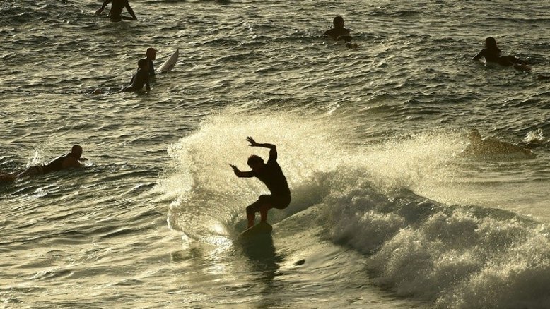 Centenas de surfistas aproveitam reabertura da Bondi Beach em Sydney