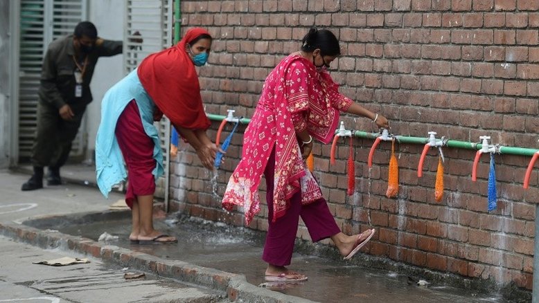 Fábricas de roupas reabrem em Bangladesh, desafiando isolamento por coronavírus