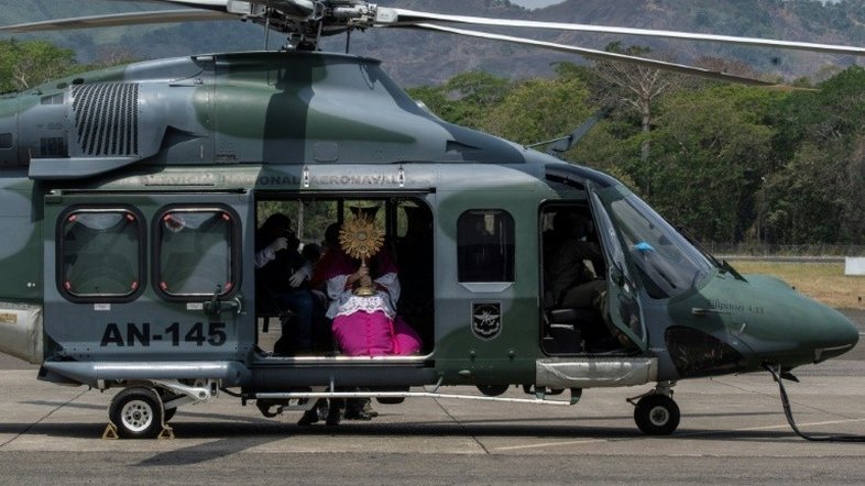 Helicópteros e tecnologia levam Semana Santa às casas da América Latina