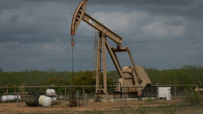 Petróleo continua em queda e já 'vale menos do que uma pizza'
