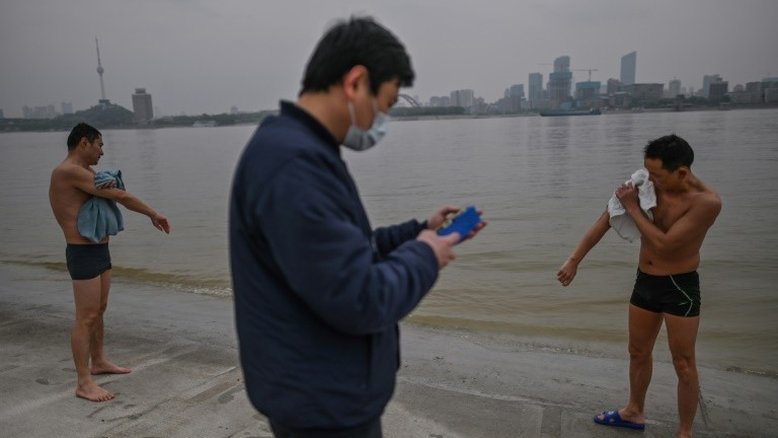 Wuhan acorda aos poucos, mas continua alerta ante o novo coronavírus