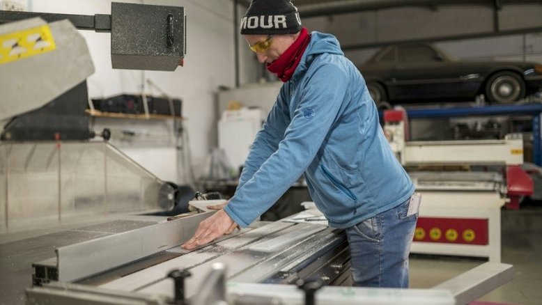 Pequena empresa alemã duplica esforços para fabricar telas 'antivírus'