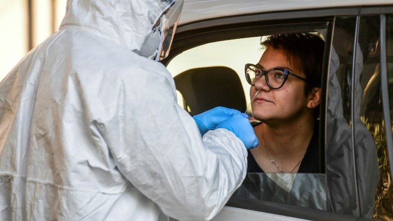 Testes de coronavírus em drive-in na Itália, rápidos e econômicos
