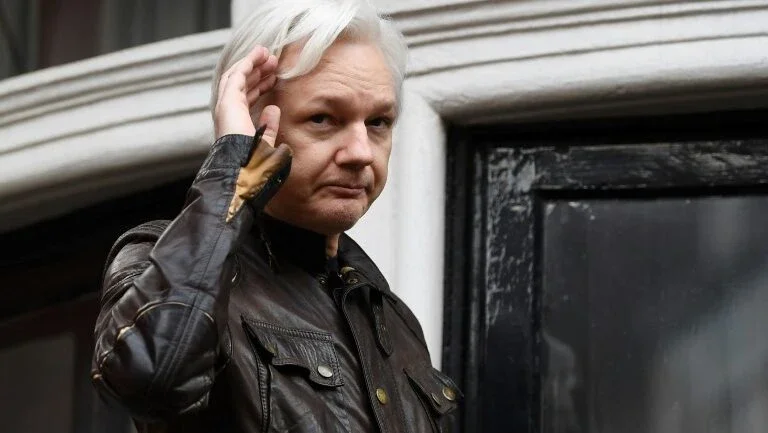 Assange era espionado no banheiro da Embaixada, diz testemunha