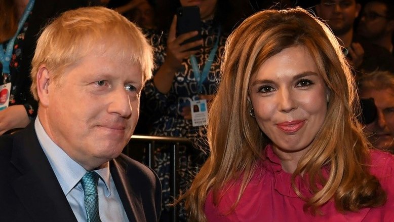 Boris Johnson e Carrie Symonds anunciam nascimento de filho