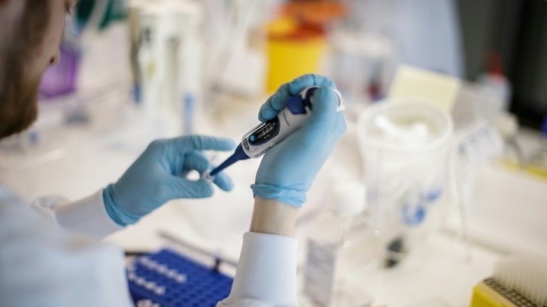 Coronavírus: Reino Unido anuncia investimento bilionário em vacinas