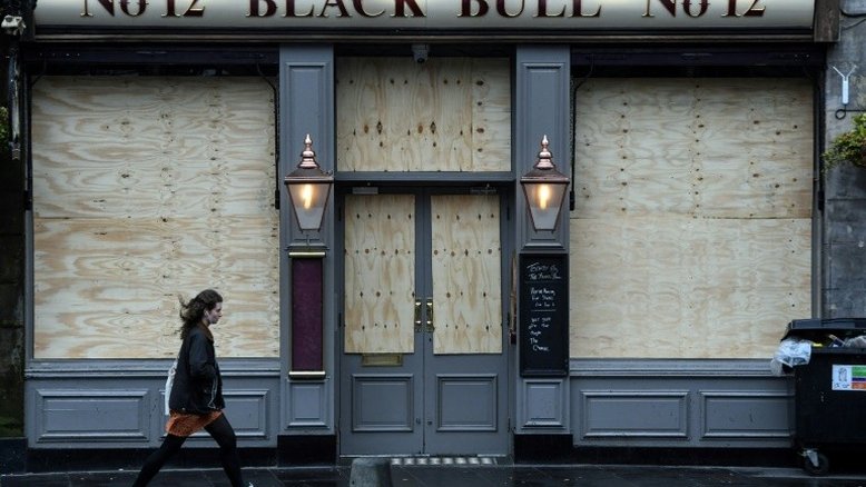 Confinados, britânicos levam tradições do pub à Internet