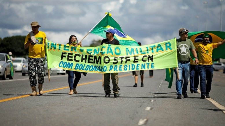 STF investigará ato pró-intervenção militar do qual Bolsonaro participou