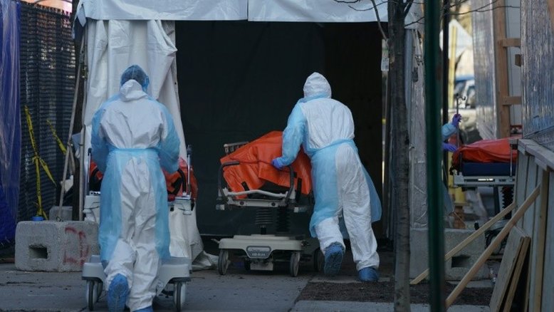 Com necrotérios e funerárias lotados, Nova York busca onde enterrar seus mortos