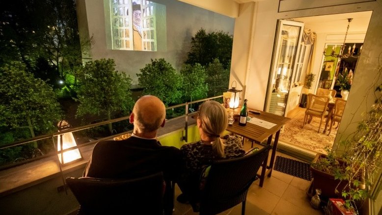 Filmes são projetados em paredes edifícios de Berlim para quebrar o tédio dos confinados
