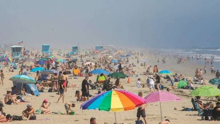 Governador da Califórnia ordena "fechamento total" de praias cheias durante a pandemia
