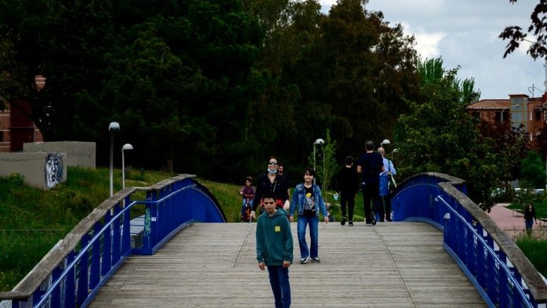 Após seis semanas trancadas, crianças espanholas saem às ruas