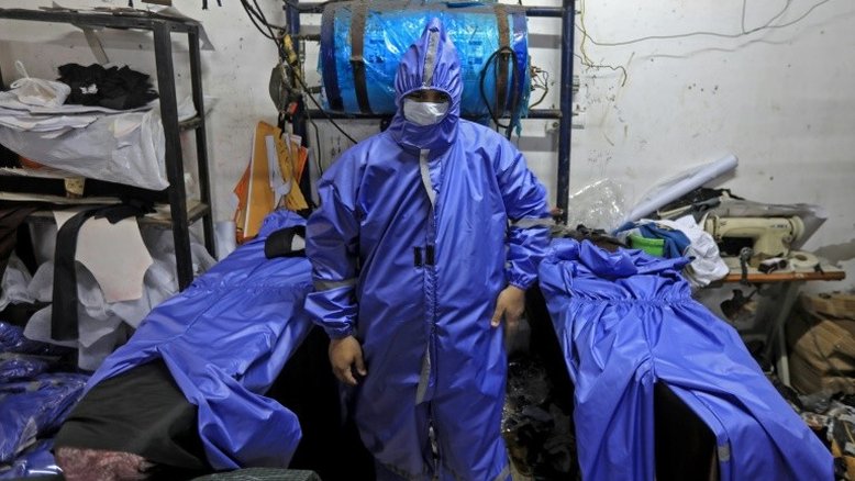 Gaza adapta fábricas para produzir máscaras e roupa médica