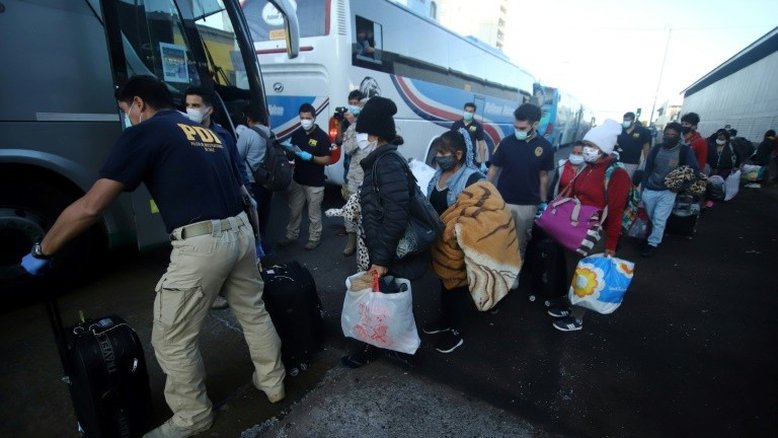 Centenas de bolivianos, repatriados do Chile, voltam para casa após quarentena