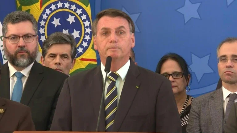Vídeo: Bolsonaro participa de reunião de última hora com Toffoli e empresários