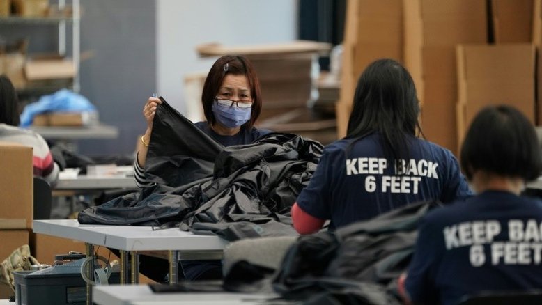 Empresas de Nova York se transformam e fabricam roupas cirúrgicas