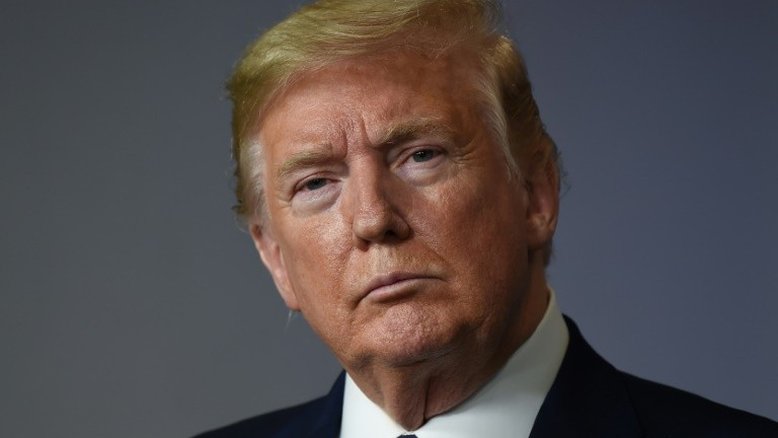 Trump jura que não vai mais falar, mas volta ao púlpito