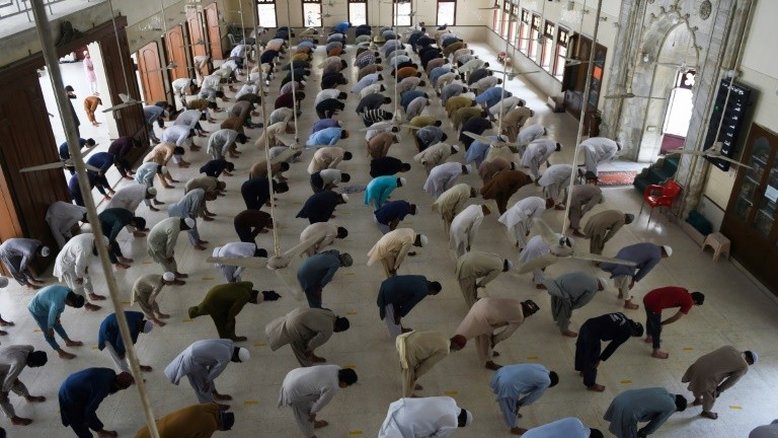 Na Ásia, muçulmanos ignoram isolamento para celebrar o Ramadã